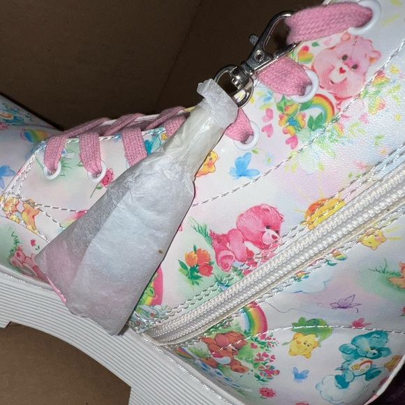🌈 🐻 💖🌸 NWT HAPPY STEPS COMBAT BOOT

DOLLS KILL X CARE BEARS - Picture 7 of 7